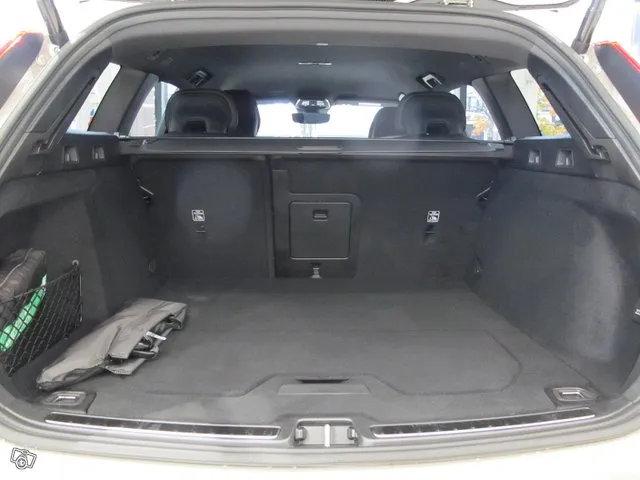 Volvo V60 T8 AWD Long Range High Performance Plus Dark Aut. Image 9